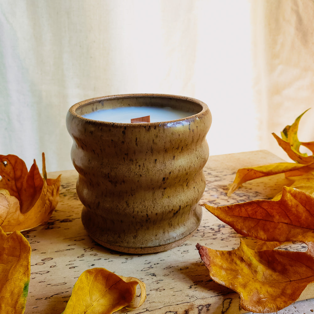 Ginger & Leaves Scented Wavy Candle